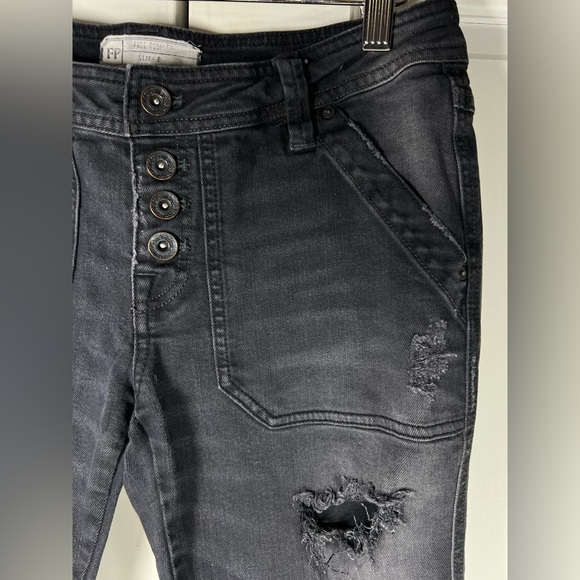 Free People Women's Mid-Rise Relaxed Mountaineer Jeans Faded Black Size 0 - Picture 4 of 12